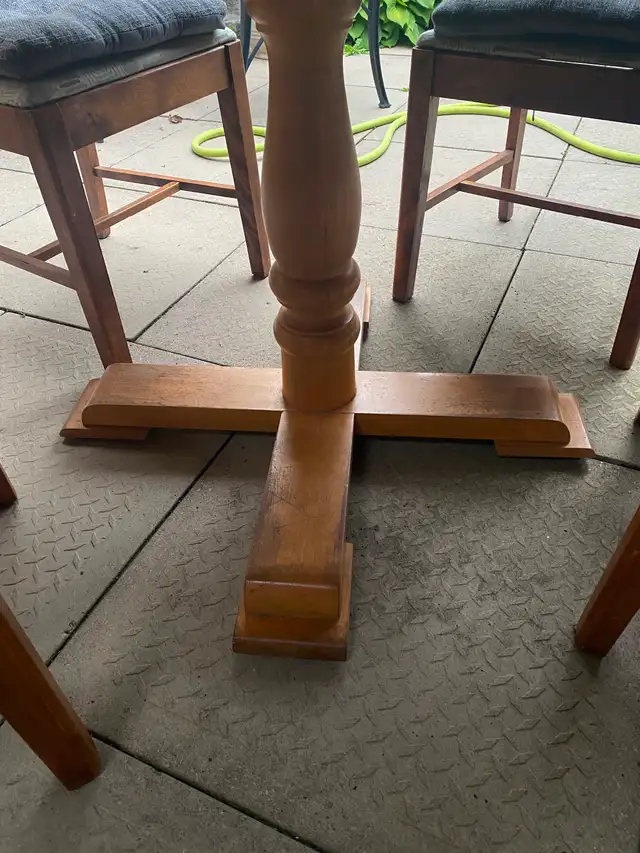 Solid Wood Round Dining Table Set – 4 Chairs Excellent Condition in Dining Tables & Sets in City of Toronto - Image 4