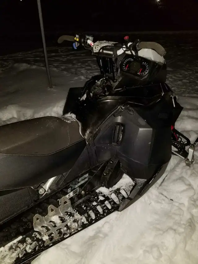 * 2010 Summit 800R long track low km * in Snowmobiles in North Bay - Image 5