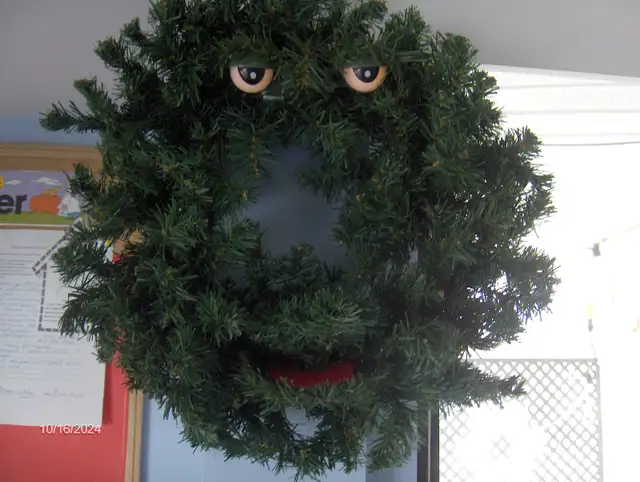 Christmas singing Wreath-vintage in Hobbies & Crafts in Lethbridge - Image 3