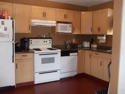 Bright Bedroom duplex in good location, close to Penticton community center, bus route, Queen Park e...