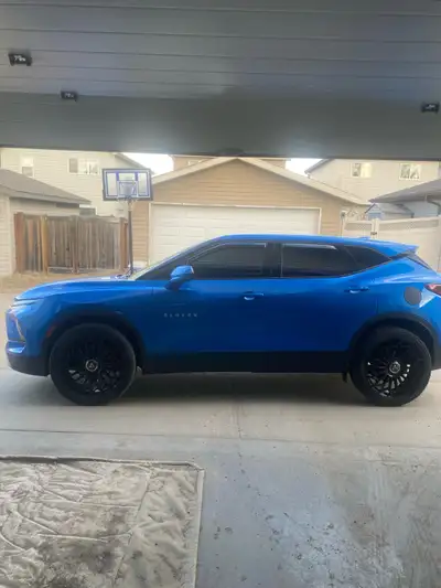 265/40R22 Armed Street Cartels. And Speedking tires. 75-80% tread left. The wheels are a 6x120 bolt...