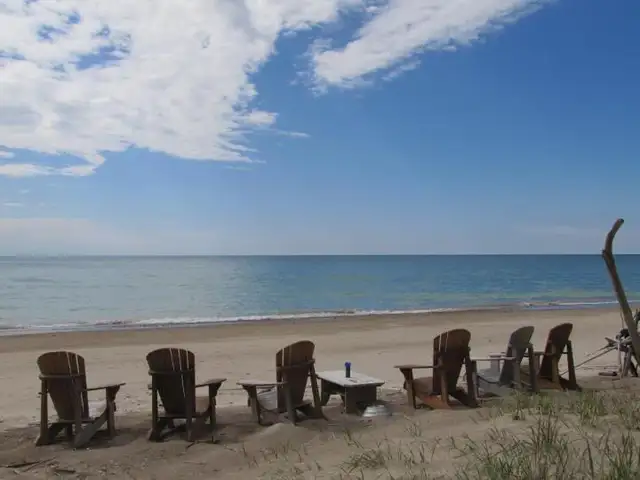 Lakeshore cottage on wide sandy beach in Ontario in Canada - Image 2