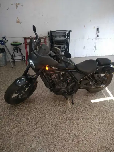 2021 Honda rebel 1100 7900 kilo, Belle moto beau look , bien entretenu toujours dans un garage, bonn...