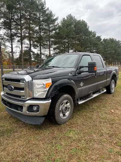 Lariat Ford f-350, engine 278000km powerstroke 6.7 turbo diesel, 4x4, 6.5 ft box with goooseneck, ba...