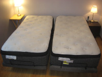 Adjustable Bed Set Split King, 2 Remotes, Like New.