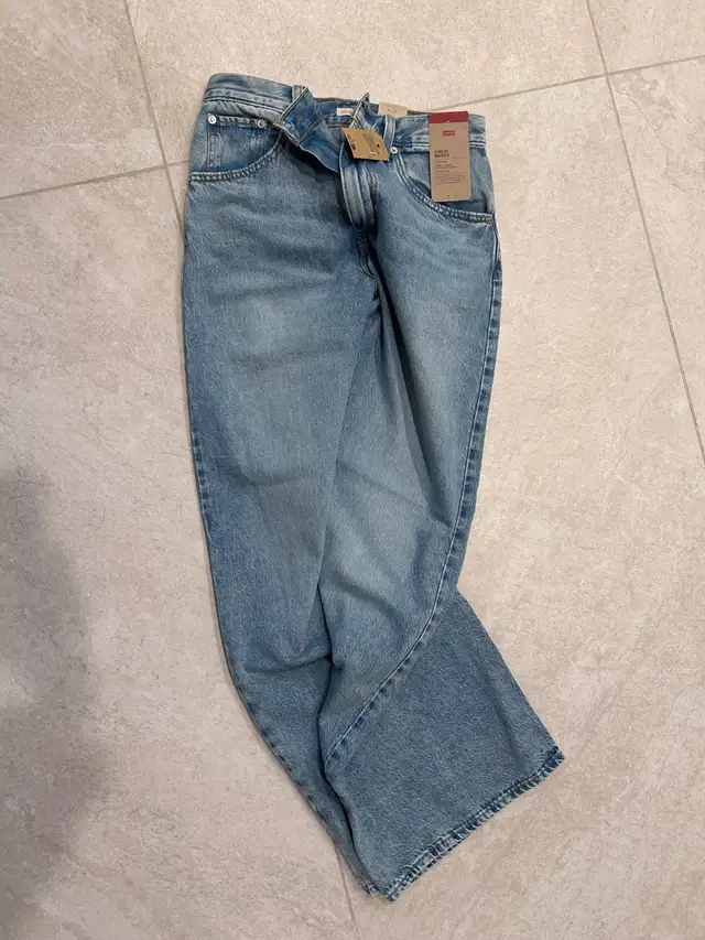 Levi's Womens Cinch BaggyJeans in Women's - Bottoms in Markham / York Region - Image 3