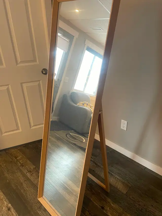 Standing mirror in Home Décor & Accents in Calgary - Image 2