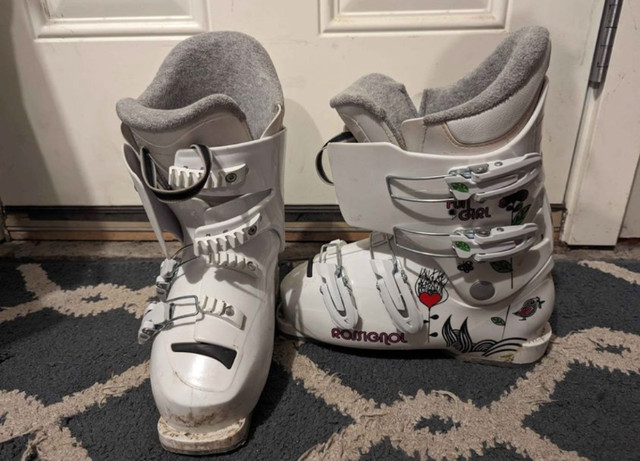23.5 Rossignol Fun Girl Ski Boots in Ski in Kamloops