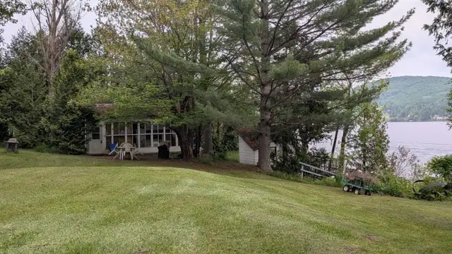 Lakeside cottage in Eastern Townships for rent in Quebec in Canada - Image 3
