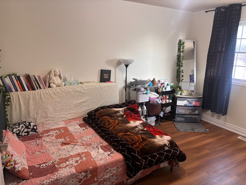 Room available Steeles/Hurontario-girl(s) only 5