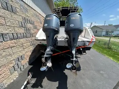 2003 Century 2600 with Tri axle trailer in Powerboats & Motorboats in Leamington - Image 8