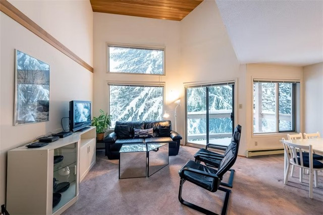 Long Term 3 Bdrm 2 Bath, Walk to Village in Long Term Rentals in Whistler - Image 2