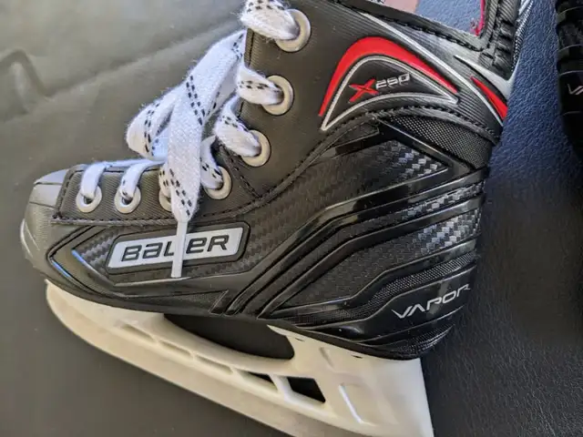 Bauer Vapor X250 Hockey Skates - Youth in Skates & Blades in Peterborough - Image 3