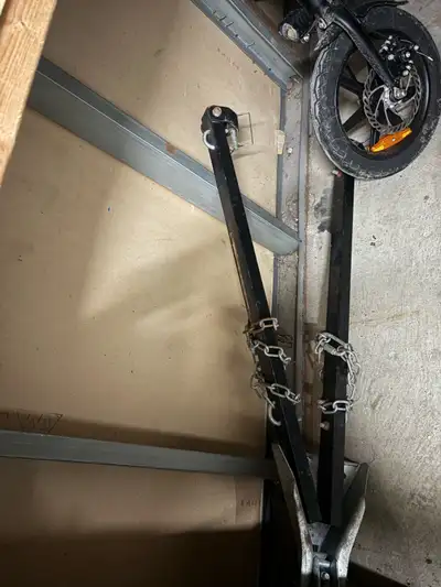 This towing bar is sturdy, strong, and ready to help you tow whatever. It's in used condition but st...