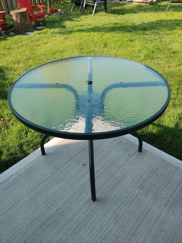 Round patio table, diameter 40" in Patio & Garden Furniture in St. Catharines - Image 3