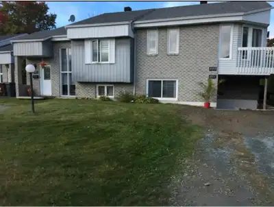 4 1/2 Triplex, Rénové, près du Galaxie, rond point, résidentiel