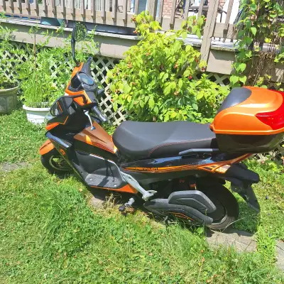 Superbe scooter électrique. Pas besoin de permis ni d'immatriculation. Illégal sur la voie publique...