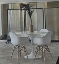 Table blanche plus 4 chaises 