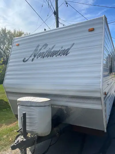 2006 Northwind Travel Trailer 27 ft long. No tip out Sleeps up to 8 people. Bedroom in front, bunk b...