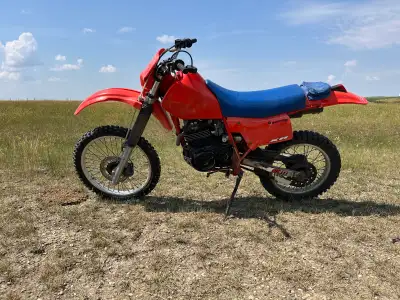 Twin carb, bike runs awesome just had the carbs rebuilt. Good to go just getting to told to ride!