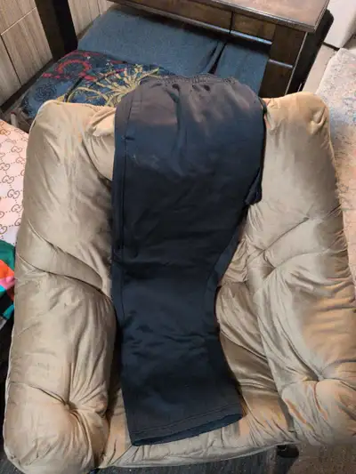 Get ready to relax or workout in these Under Armour XXL sweatpants! These pants are in used conditio...