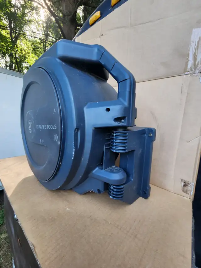 Giraffe Tools Retractable Garden Hose Reel-1/2" 100ft Wall Mount in Outdoor Tools & Storage in Windsor Region - Image 11