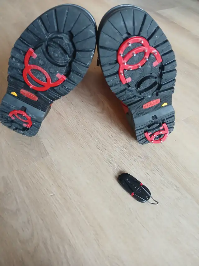 Bottes d'hiver OLANG avec crampons rétractables Winter boots in Women's - Shoes in City of Montréal - Image 4