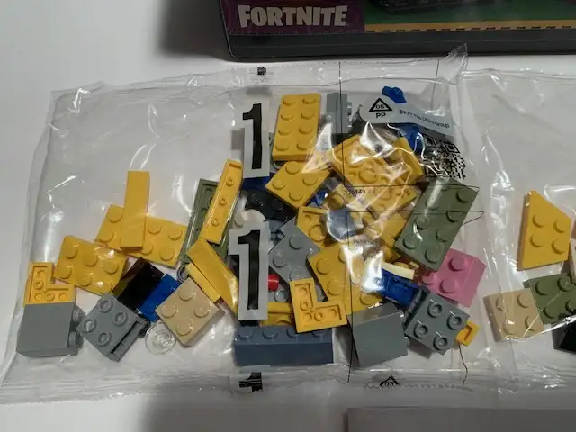 Lego Bricks Headz Fortnite Cuddle Team Leader / Adventure Peely in Toys & Games in City of Toronto - Image 7