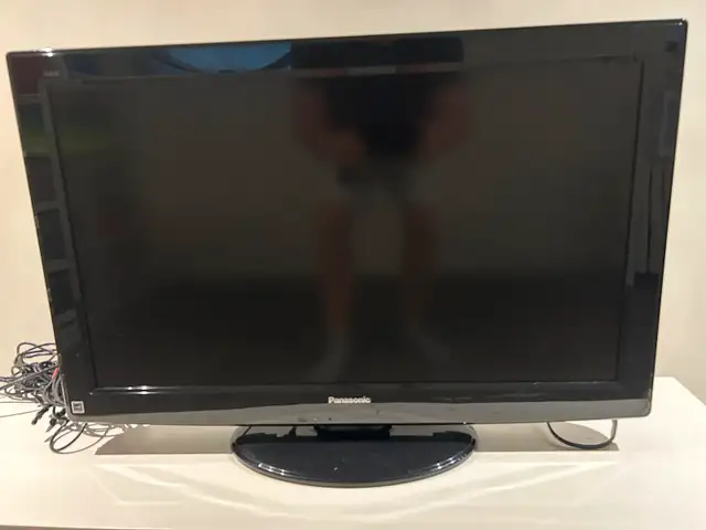 Panasonic 32 inch TV in excellent condition in TVs in City of Toronto - Image 3