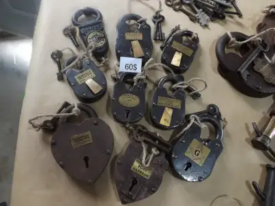 VINTAGE PADLOCKS, HANDCUFFS - VIEUX CADENAS, MENOTTES functional with keys - avec clé et fonctionnel...