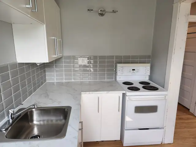 2 BR Upper Duplex in West K avail Aug 1st