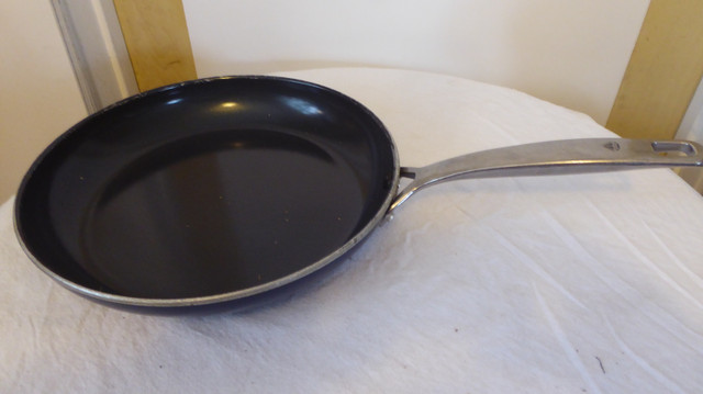 BLUE DIAMONOND 11-Inch Nonstick Stir Fry Pan in Kitchen & Dining Wares in Calgary