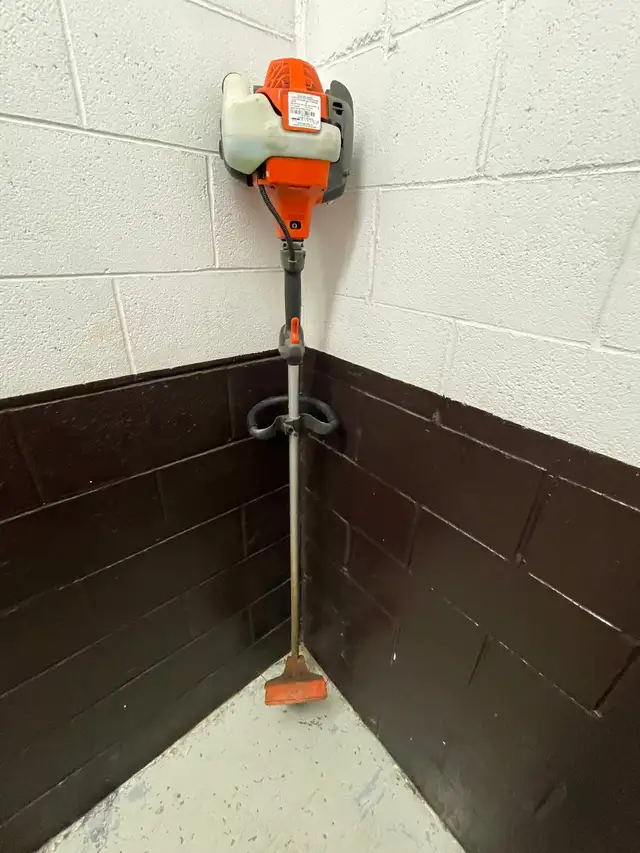 Husqvarna 130L 28-cc 2-cycle 18-in Gas String Trimmer in Lawnmowers & Leaf Blowers in City of Montréal - Image 6