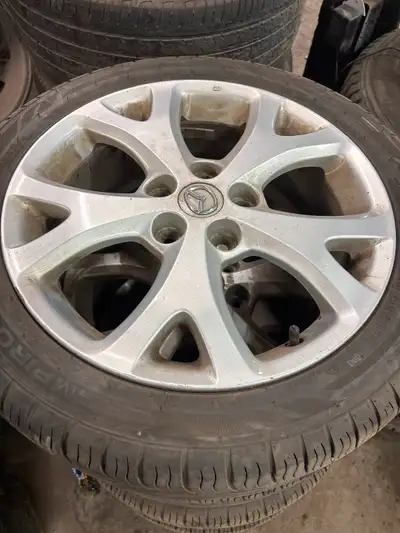 Mags en très bon état Avec pneus en bonne état Rive sud ville mercier Valerie 514-501-6036