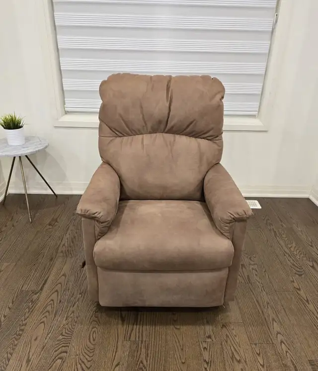 Lazboy Rocker Recliner Chair in Chairs & Recliners in Oshawa / Durham Region - Image 4