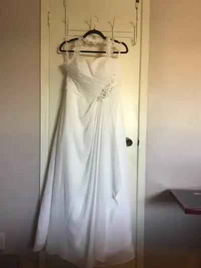 Beautiful light weight wedding gown in like new condition. 50” long. Not sure the size, but estimate...