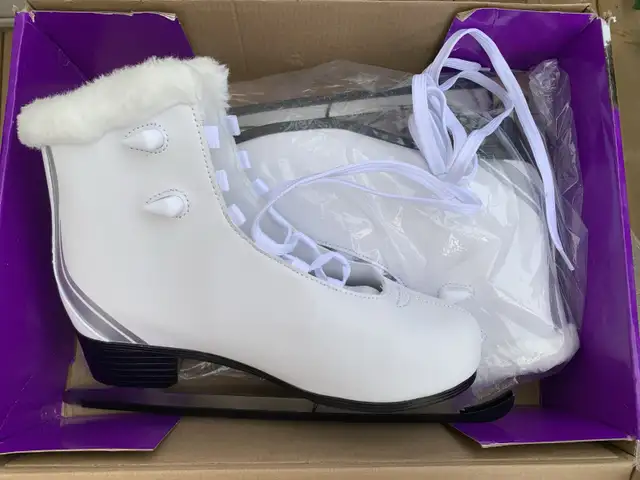 NEW FIGURE SKATES Women's Shoe Size 10 / 10.5 BRAND NEW in Skates & Blades in Oakville / Halton Region - Image 6