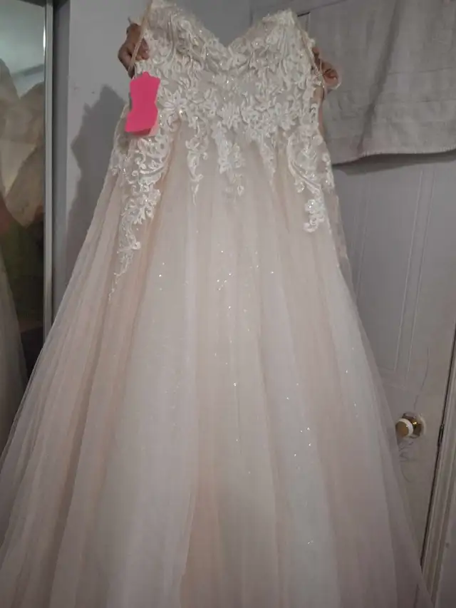 a wedding dress in Wedding in Gatineau - Image 5