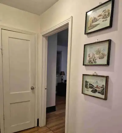 Je loue une chambre confortable dans une maison; cet espace de vie inclut l'accès à une cuisine fonc...