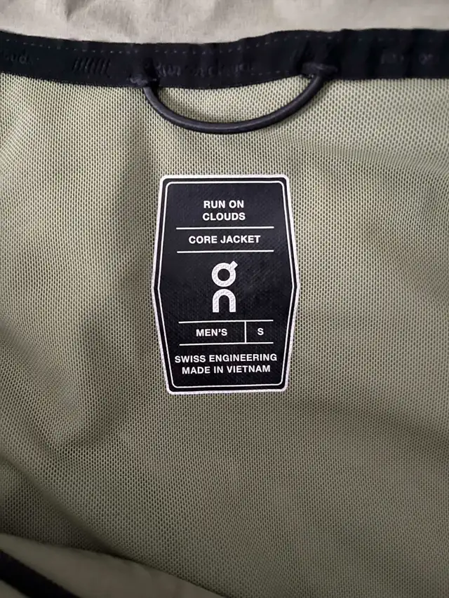 ON Core Jacket men small in Men's in Laval / North Shore - Image 3
