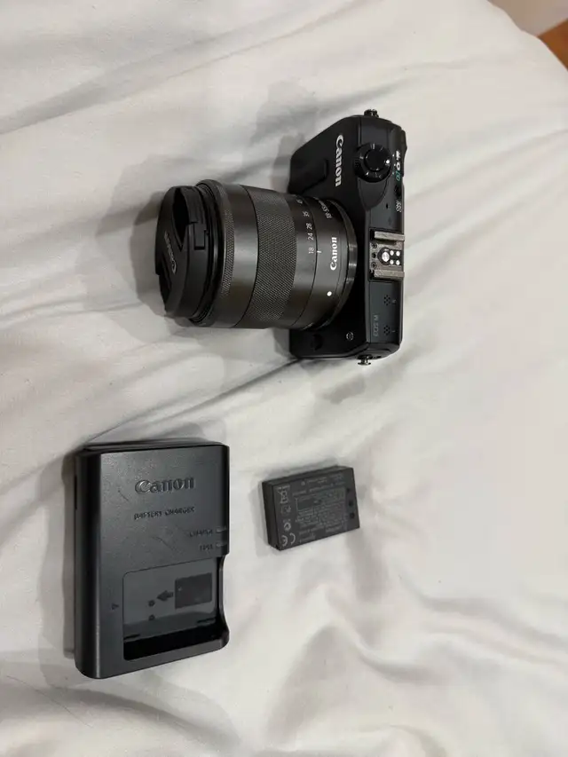 Canon EOS M in Cameras & Camcorders in Markham / York Region - Image 6