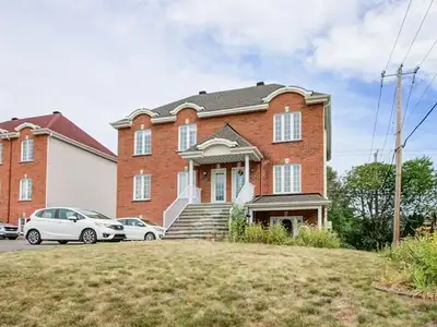 Situé dans un quartier calme de la fontaine,ce condo impeccable de 3 chambres offre un plafond cathé...