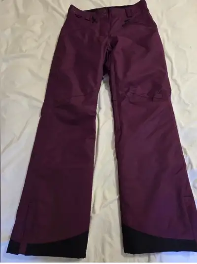 These are used Ripzone snow pants, perfect for hitting the slopes! They are in good condition and re...