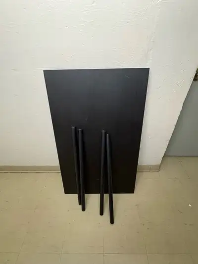 Selling my set dining room table and chairs 180$ for everything