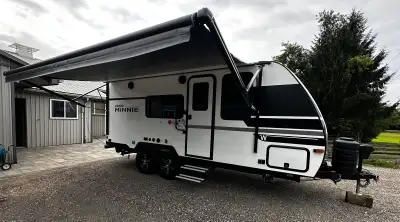 2025 Winnebago Micro Minnie 2108DS Lightweight couples dual axle travel trailer! Selling trailer pra...