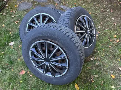 4 Pneus d'hiver Nokian Hakkapeliitta 8 SUV 215/70R16, avec 4 roues d'acier 5X114.3 et 4 enjoliveurs....