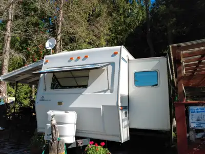Lakefront trailer 2001 Vanguard built in Canada by Peak Industries. Located in Gray Creek east Koote...