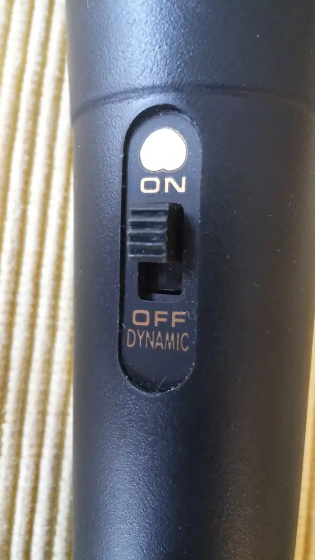 Dynamic Microphone with switch and 10' (3 meter) cable in Pro Audio & Recording Equipment in Calgary - Image 3