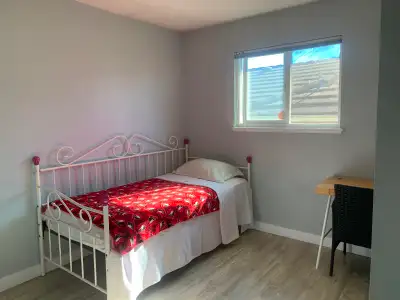 Spacious, 1 Private bedroom available NOW in a Clean, Quiet, Immaculate home $750 rent + utilities (...