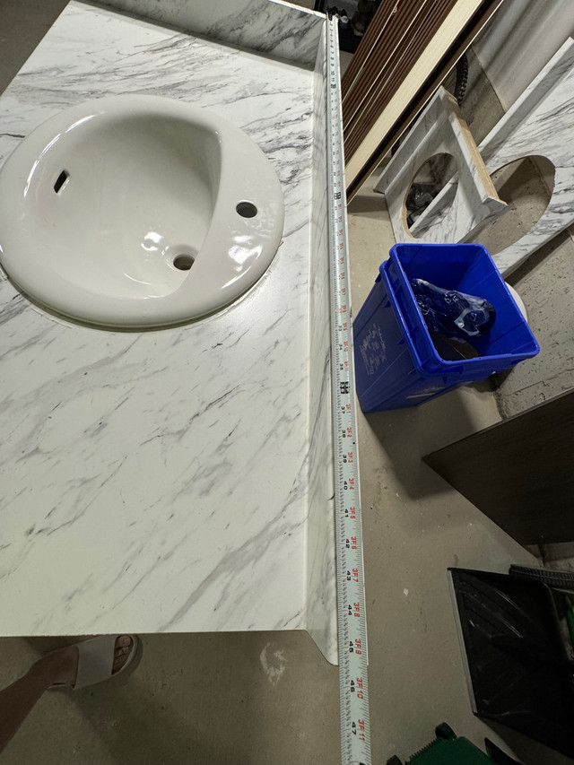 Single sink bathroom vanity with wooden countertop in Other in Markham / York Region - Image 4